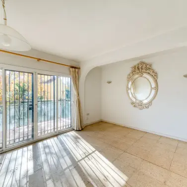 Venta de apartamento en planta media en The Golden Mile