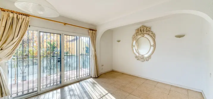 Venta de apartamento en planta media en The Golden Mile 1