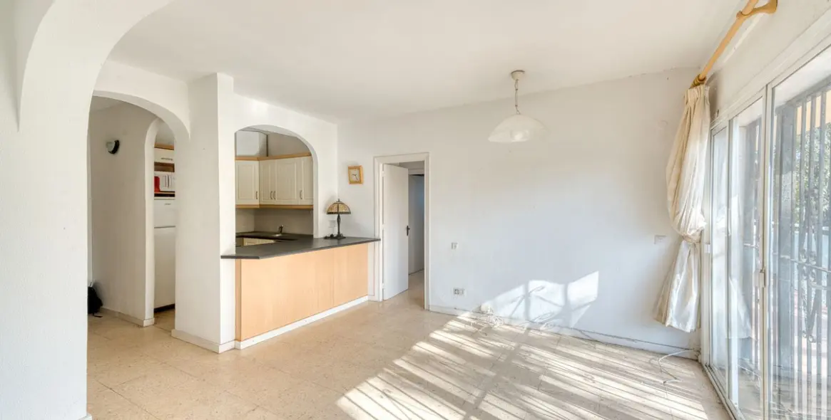 Venta de apartamento en planta media en The Golden Mile 9