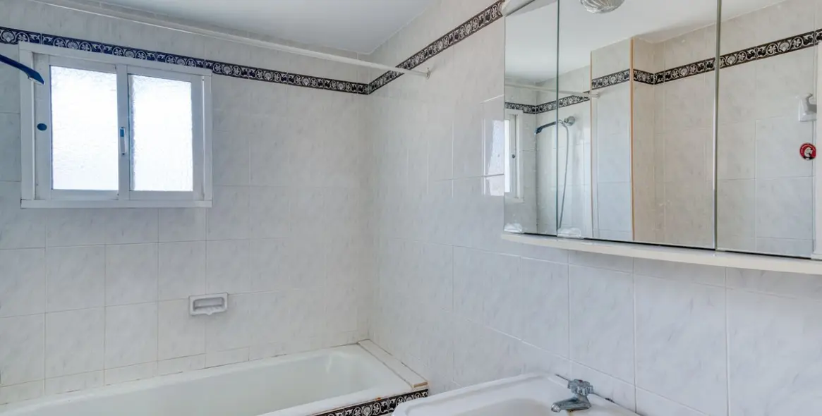 Venta de apartamento en planta media en The Golden Mile 14