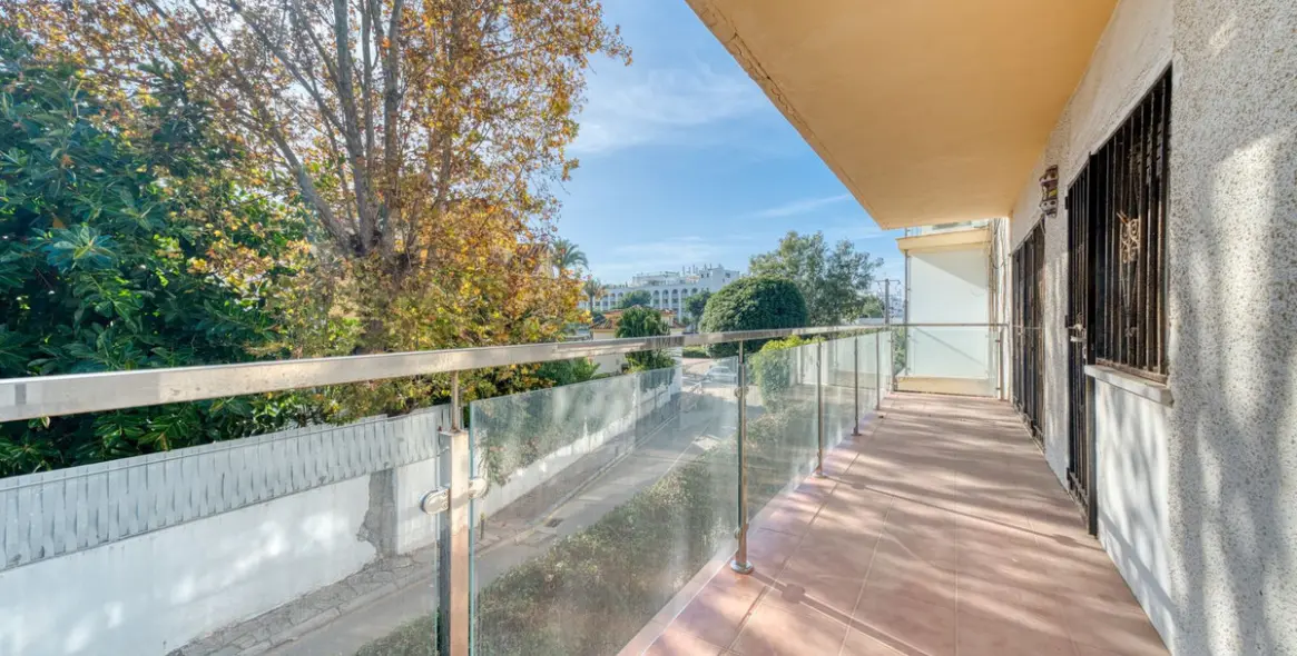Venta de apartamento en planta media en The Golden Mile 15