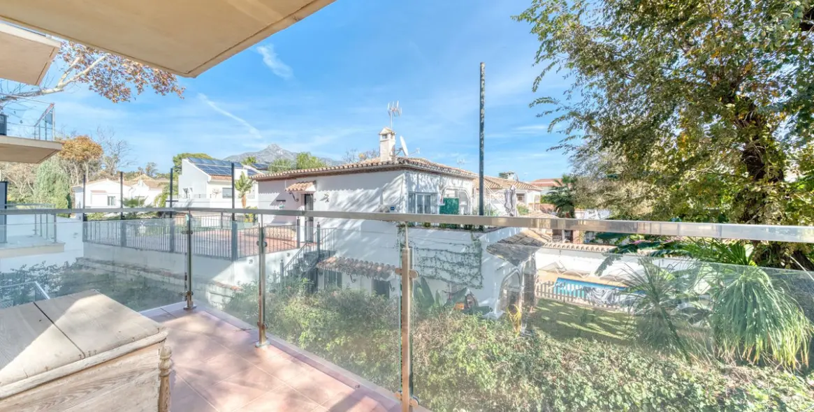 Venta de apartamento en planta media en The Golden Mile 17