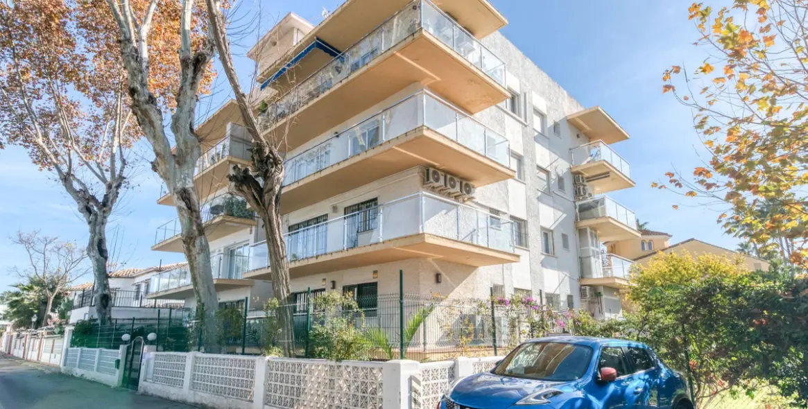 Venta de apartamento en planta media en The Golden Mile 19