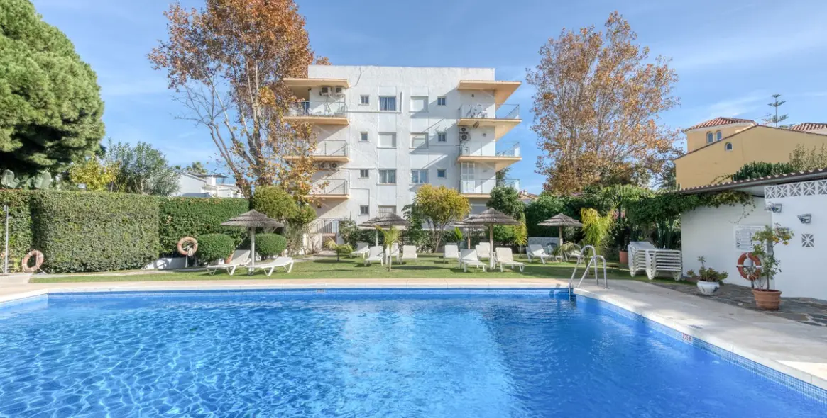 Venta de apartamento en planta media en The Golden Mile 20
