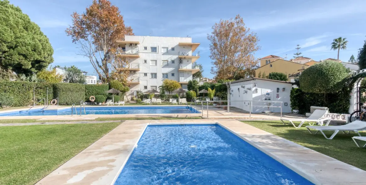 Venta de apartamento en planta media en The Golden Mile 21