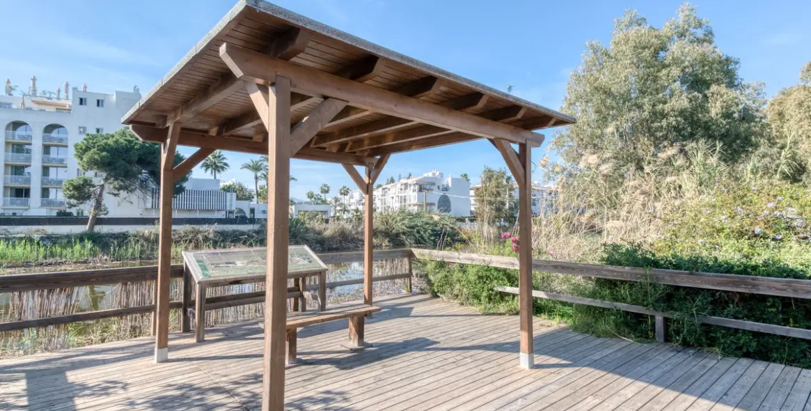 Venta de apartamento en planta media en The Golden Mile 23