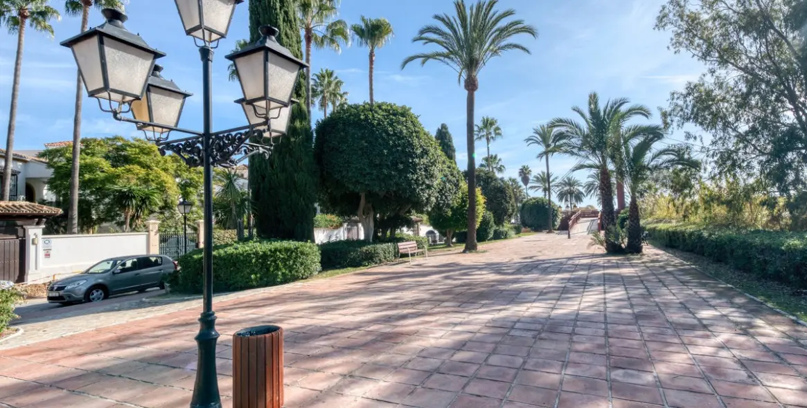 Venta de apartamento en planta media en The Golden Mile 24