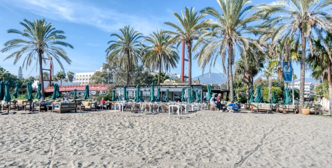 Venta de apartamento en planta media en The Golden Mile 26