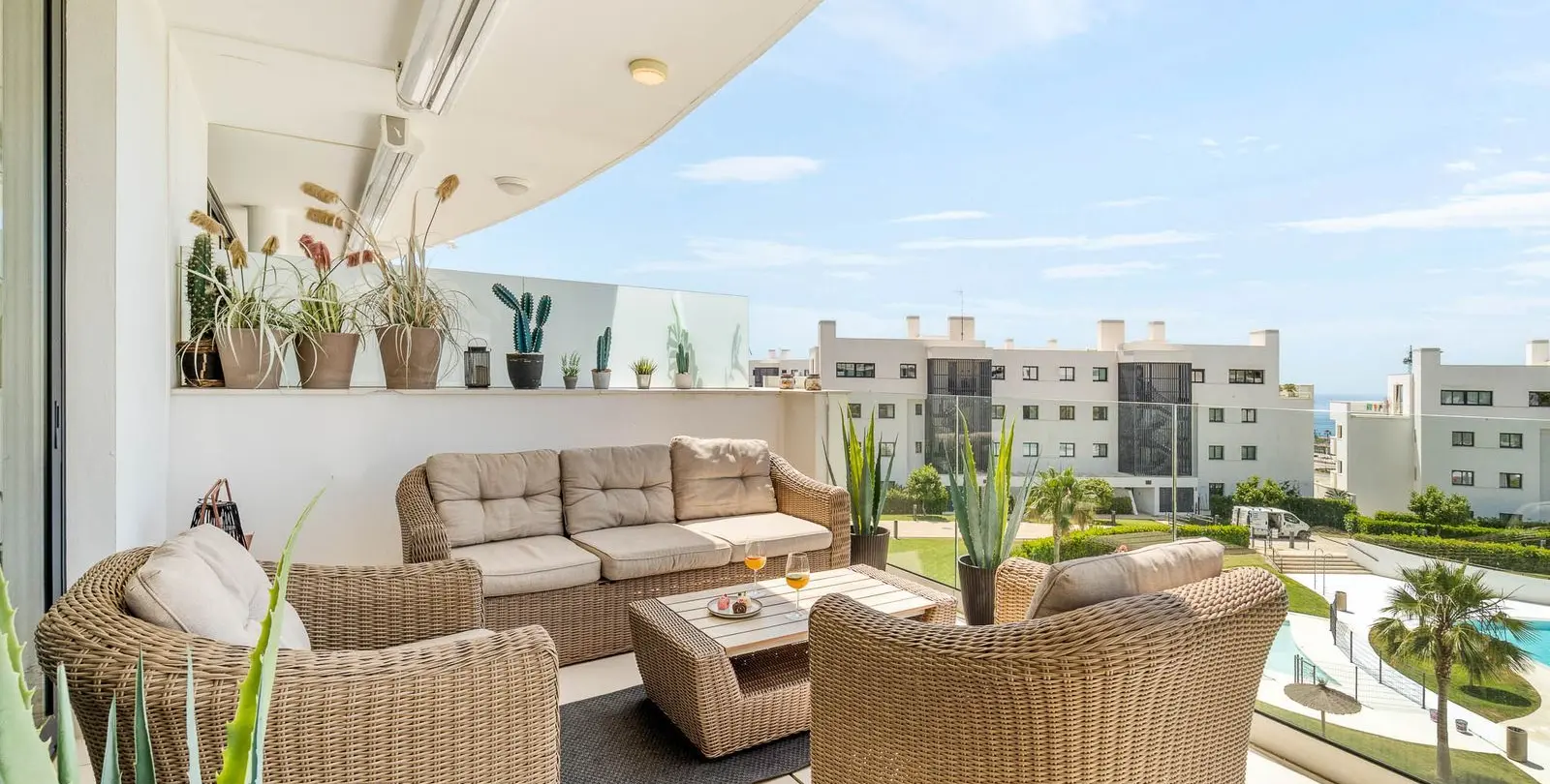 Sale of middle floor apartment in Fuengirola 2