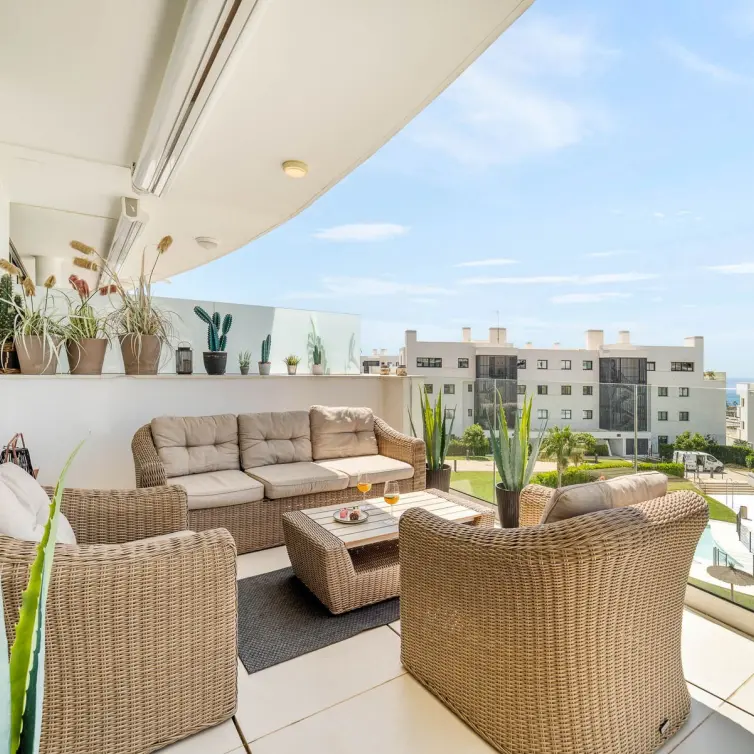 Sale of middle floor apartment in Fuengirola