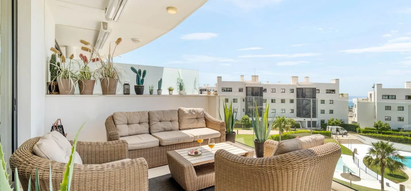 Sale of middle floor apartment in Fuengirola 1
