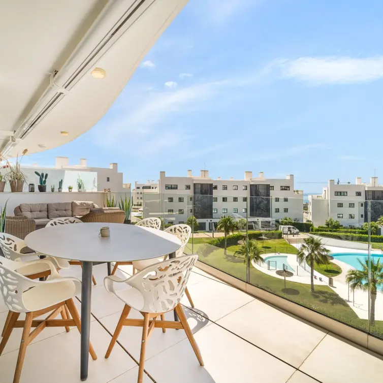 Sale of middle floor apartment in Fuengirola