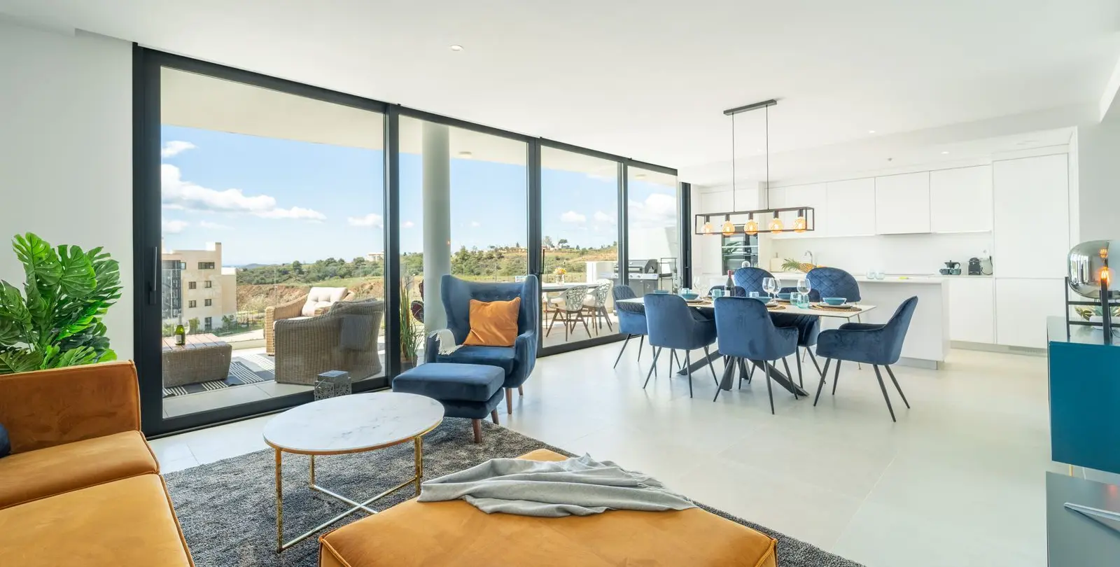 Sale of middle floor apartment in Fuengirola 12
