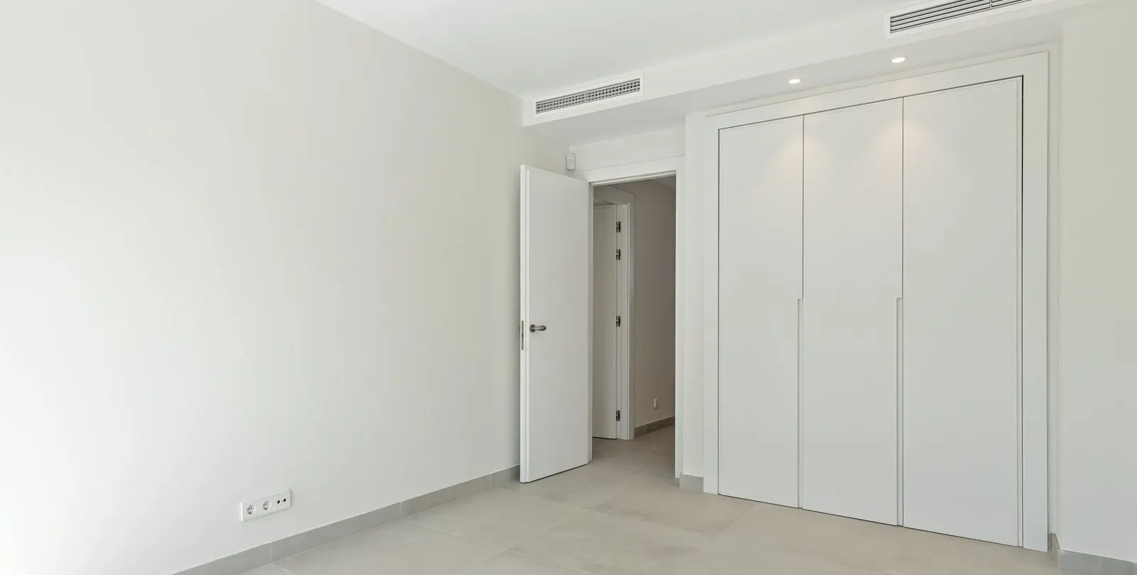 Sale of semi-detached house in San Pedro de Alcántara 11