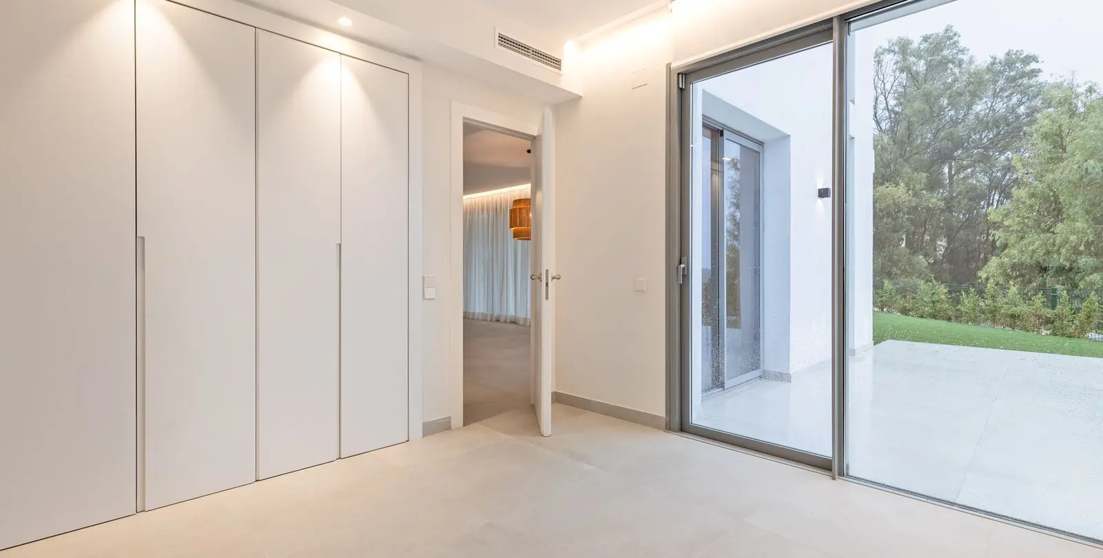 Sale of semi-detached house in San Pedro de Alcántara 25