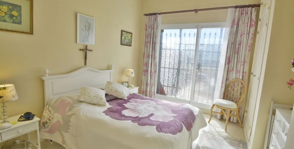 Sale of ground floor apartment in Elviria 9