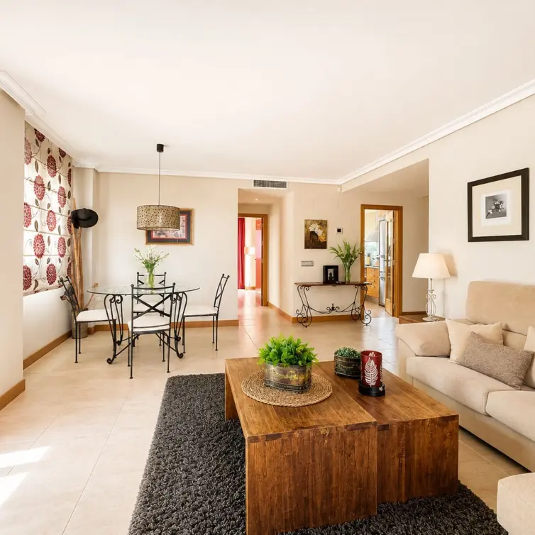 Venta de apartamento en planta media en Selwo