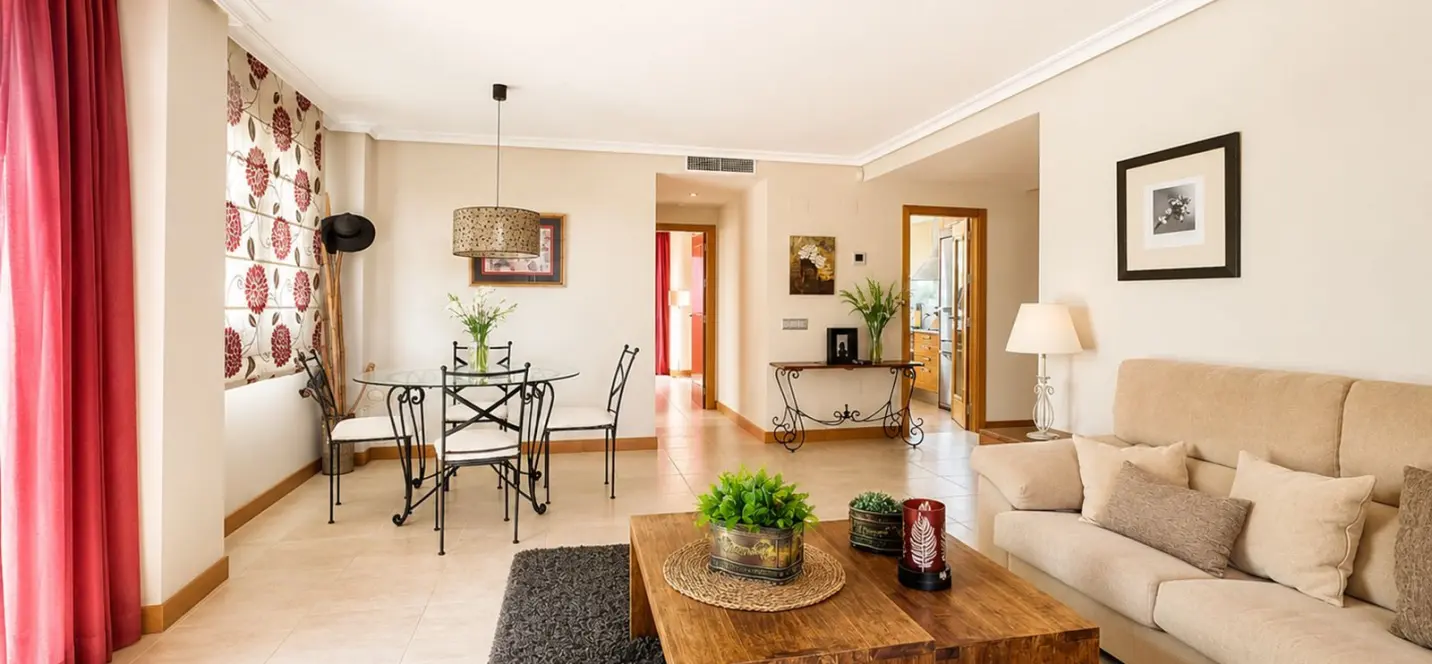 Venta de apartamento en planta media en Selwo 2
