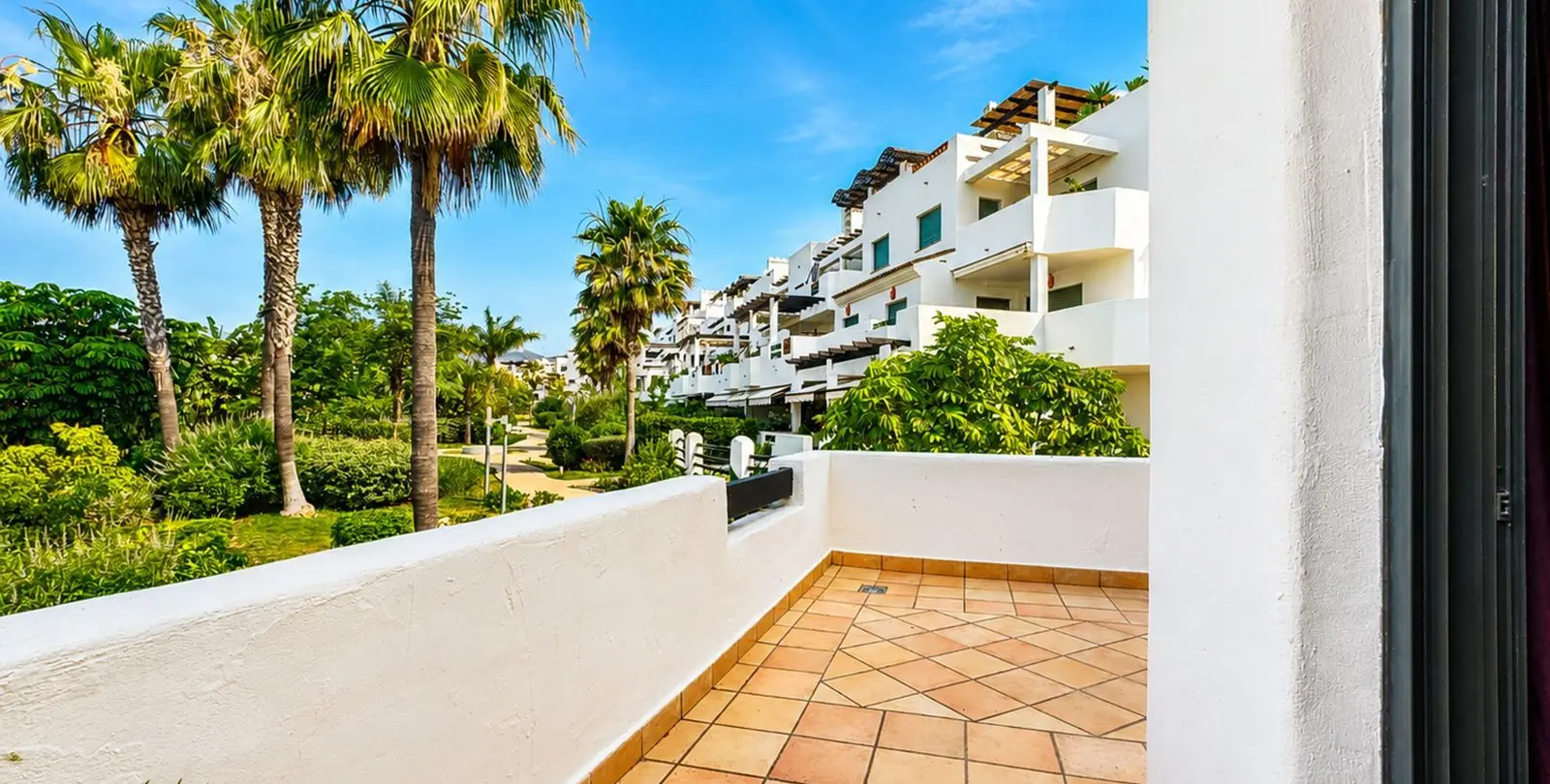 Sale of middle floor apartment in Selwo 22