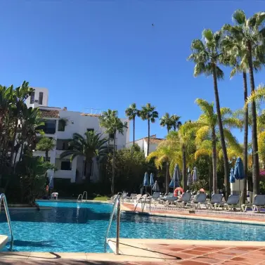 Продажа апартаментов на среднем этаже в Elviria