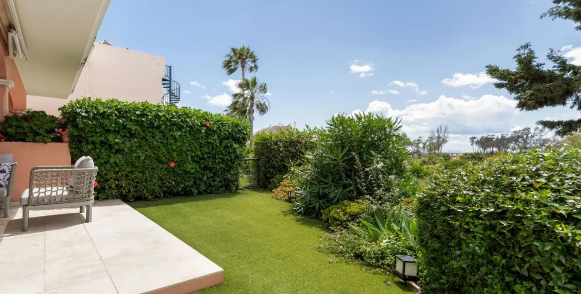 Sale of ground floor apartment in Estepona 2