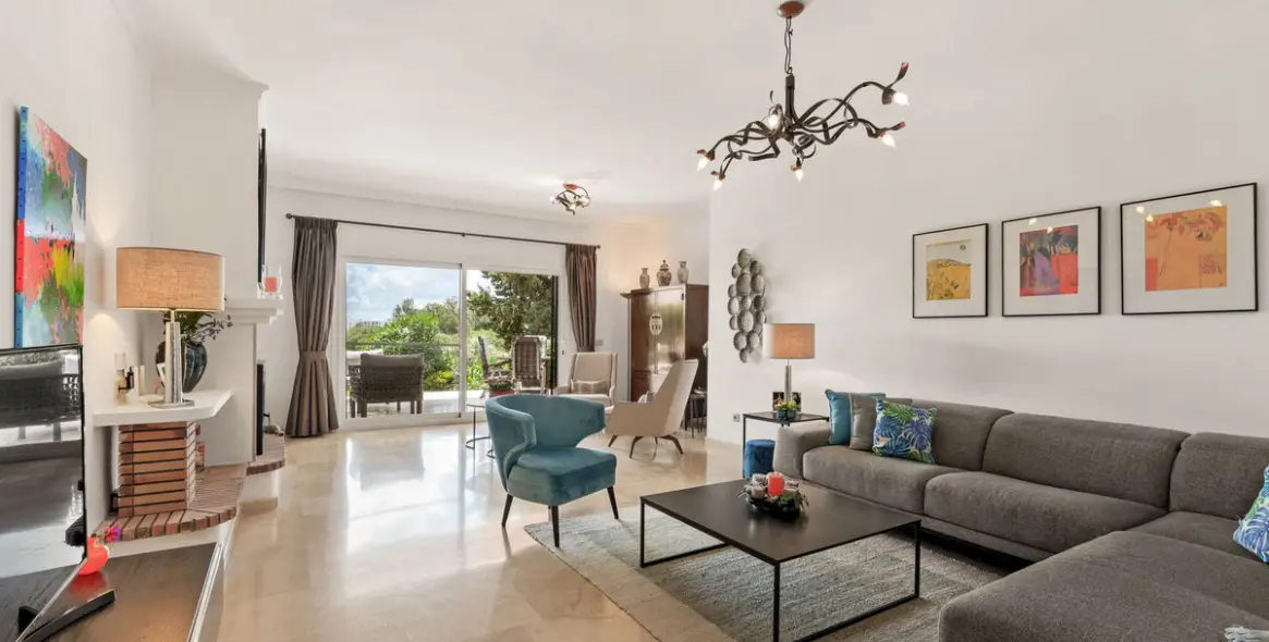 Sale of ground floor apartment in Estepona 11