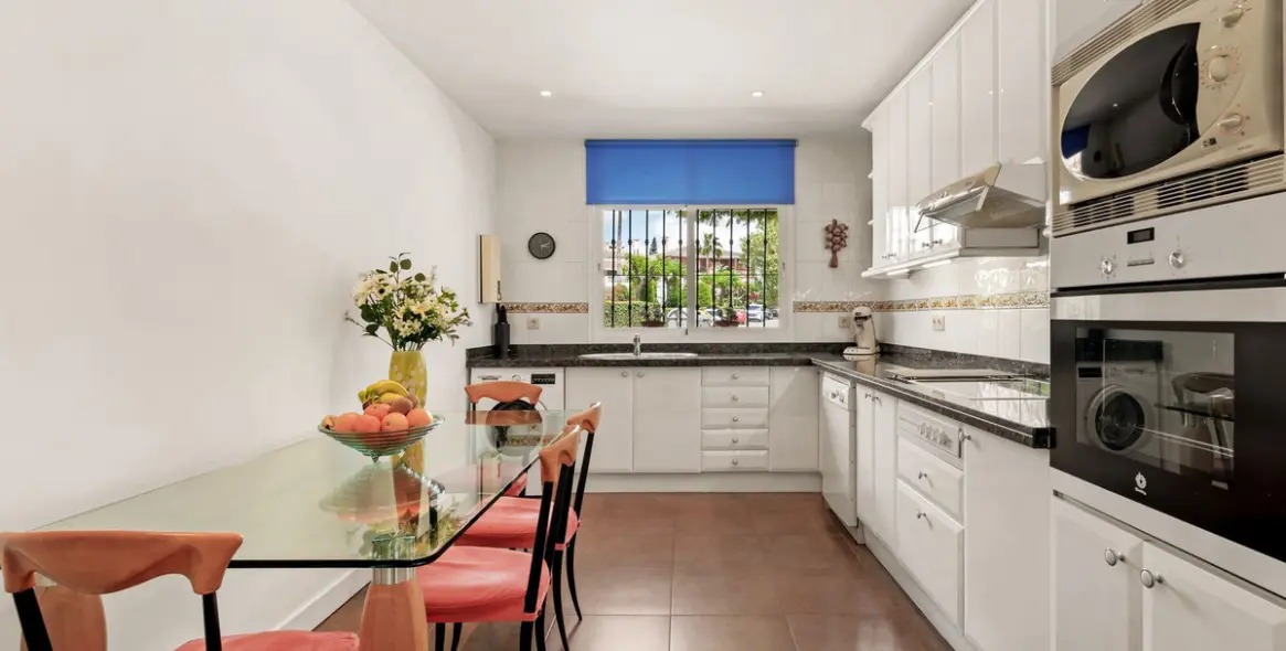 Sale of ground floor apartment in Estepona 13