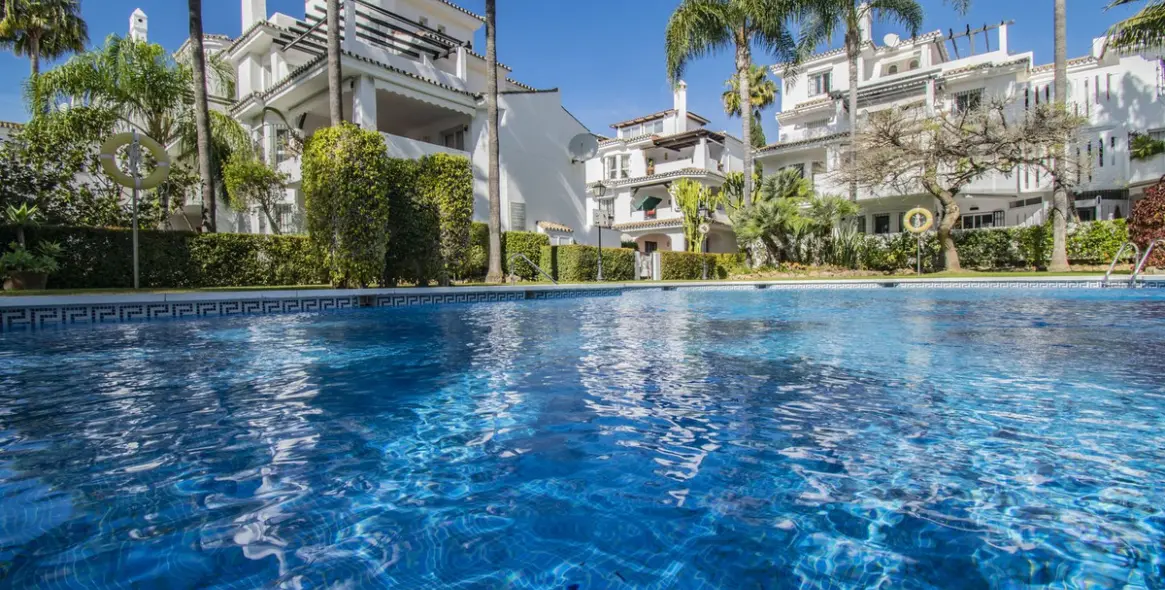 Venta de apartamento en planta media en Nueva Andalucía 1