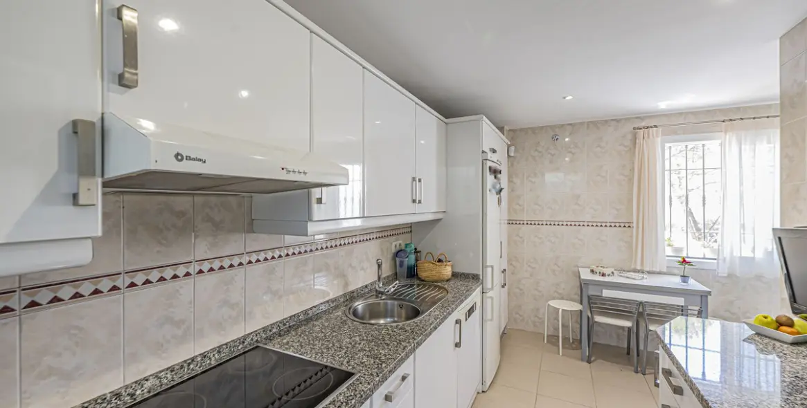 Venta de apartamento en planta media en Nueva Andalucía 9