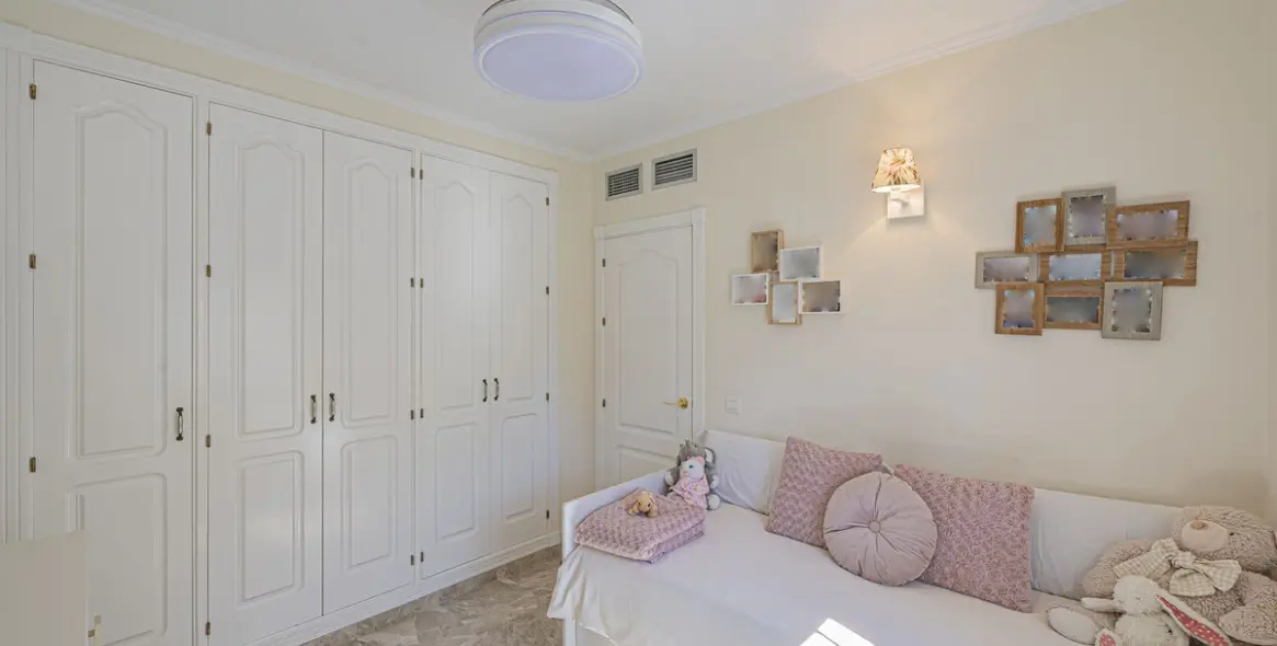 Venta de apartamento en planta media en Nueva Andalucía 16