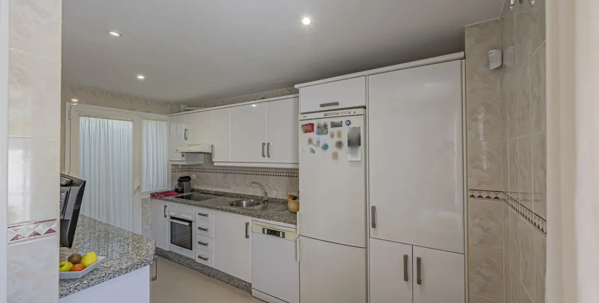Venta de apartamento en planta media en Nueva Andalucía 21