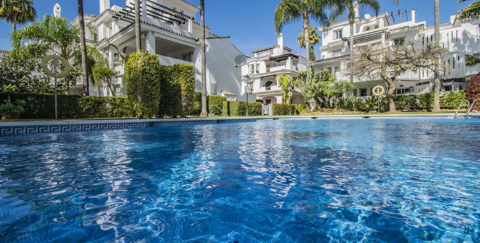 Sale of middle floor apartment in Nueva Andalucía 1