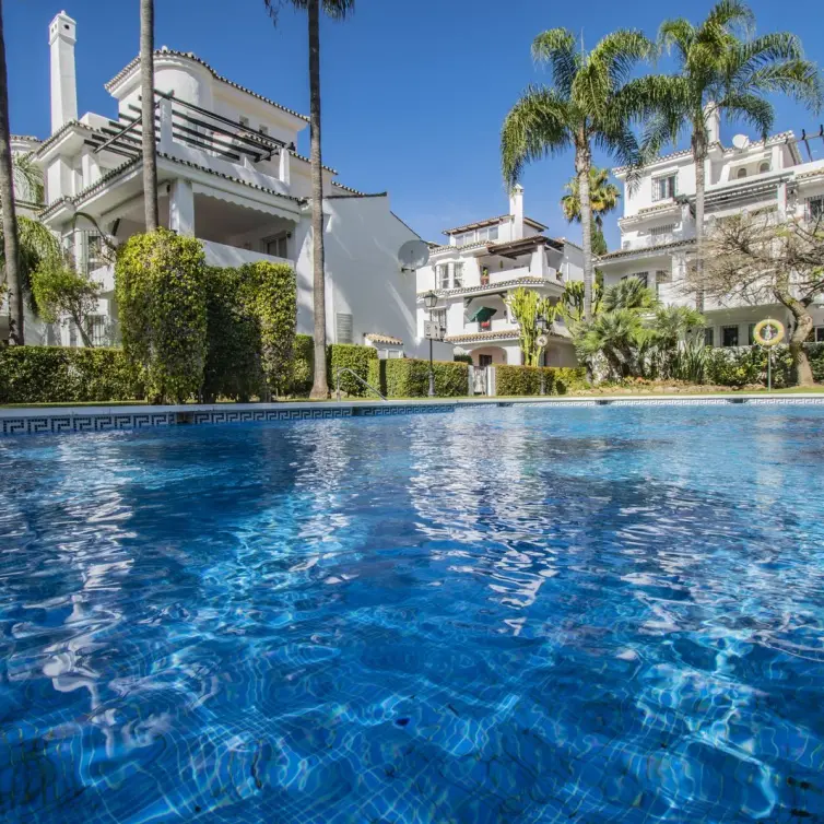 Sale of middle floor apartment in Nueva Andalucía
