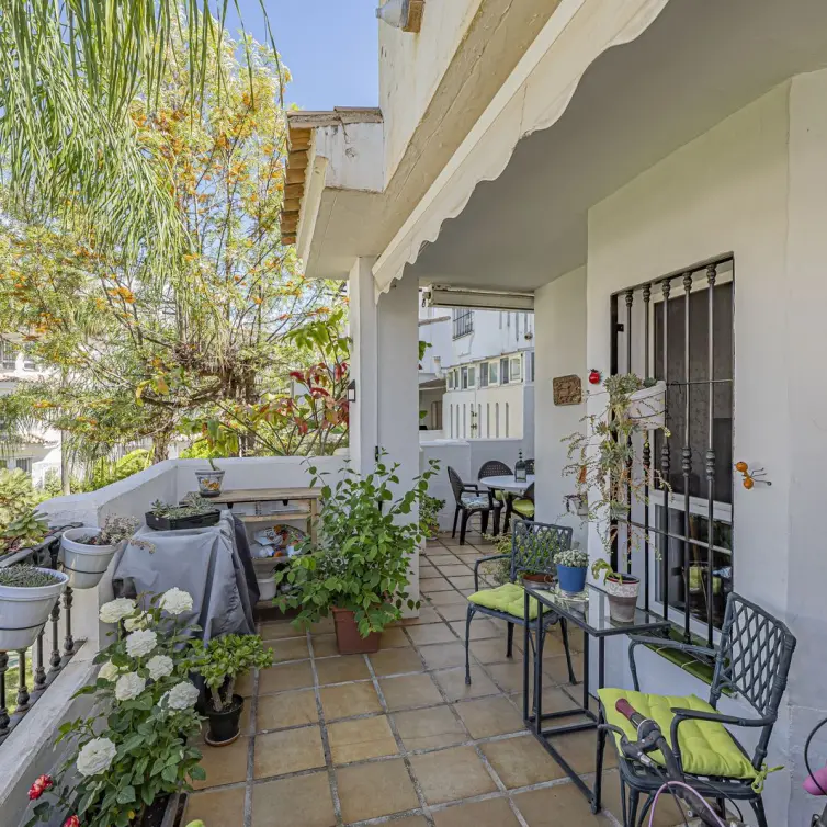Sale of middle floor apartment in Nueva Andalucía