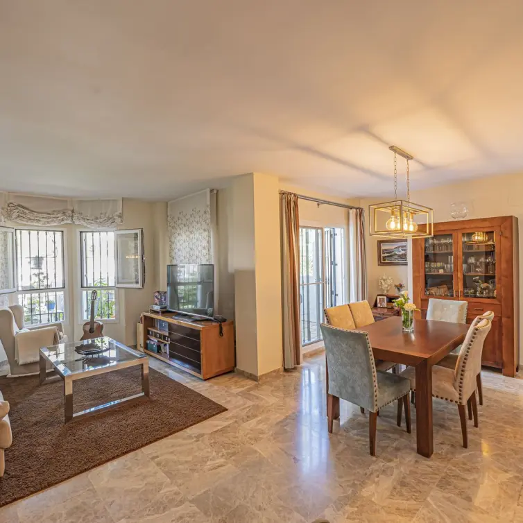 Sale of middle floor apartment in Nueva Andalucía