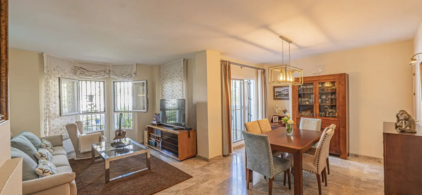 Sale of middle floor apartment in Nueva Andalucía 2