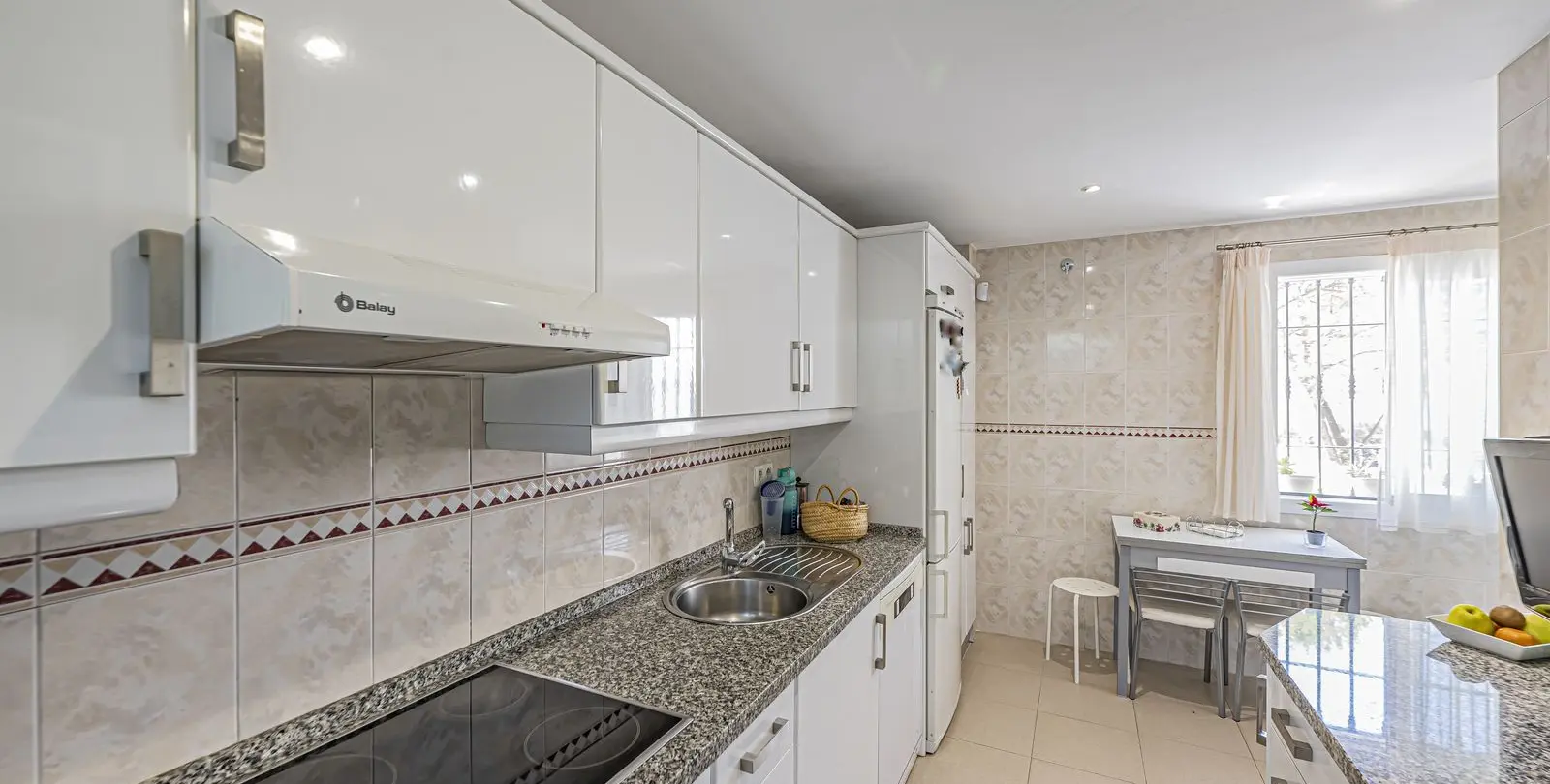 Sale of middle floor apartment in Nueva Andalucía 9