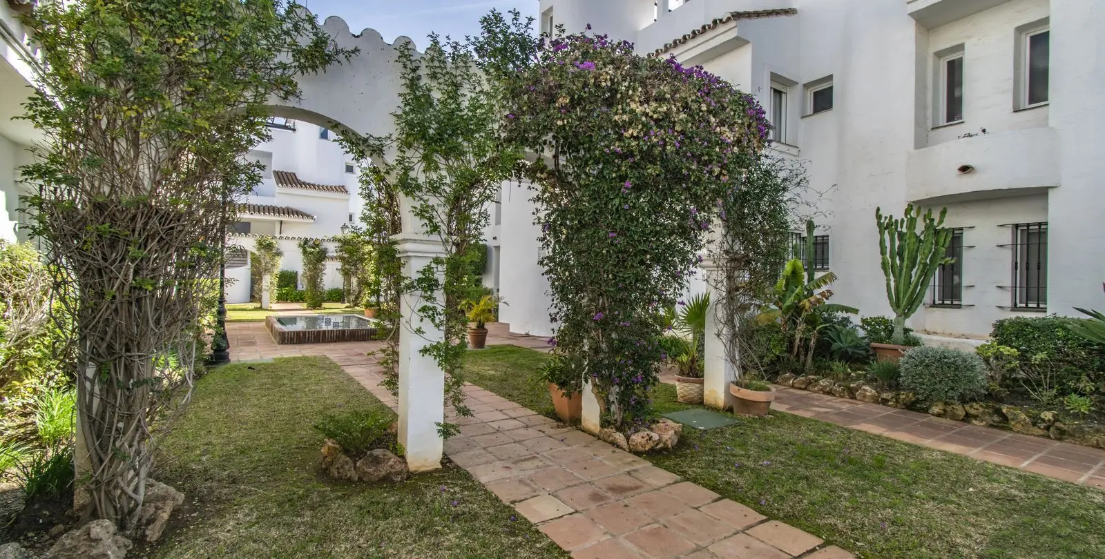 Sale of middle floor apartment in Nueva Andalucía 29