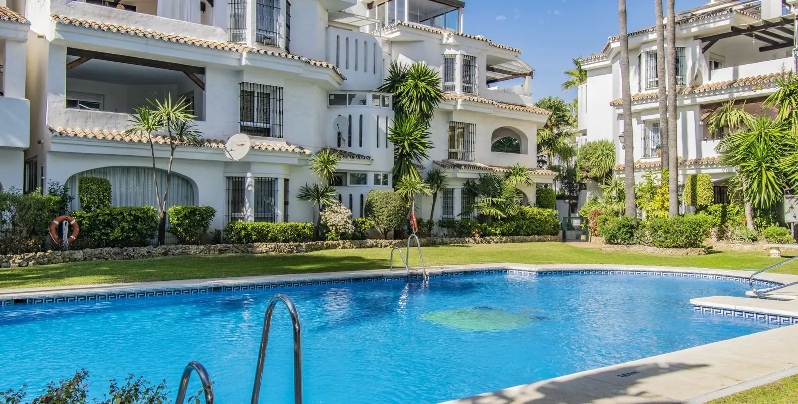 Sale of middle floor apartment in Nueva Andalucía 30