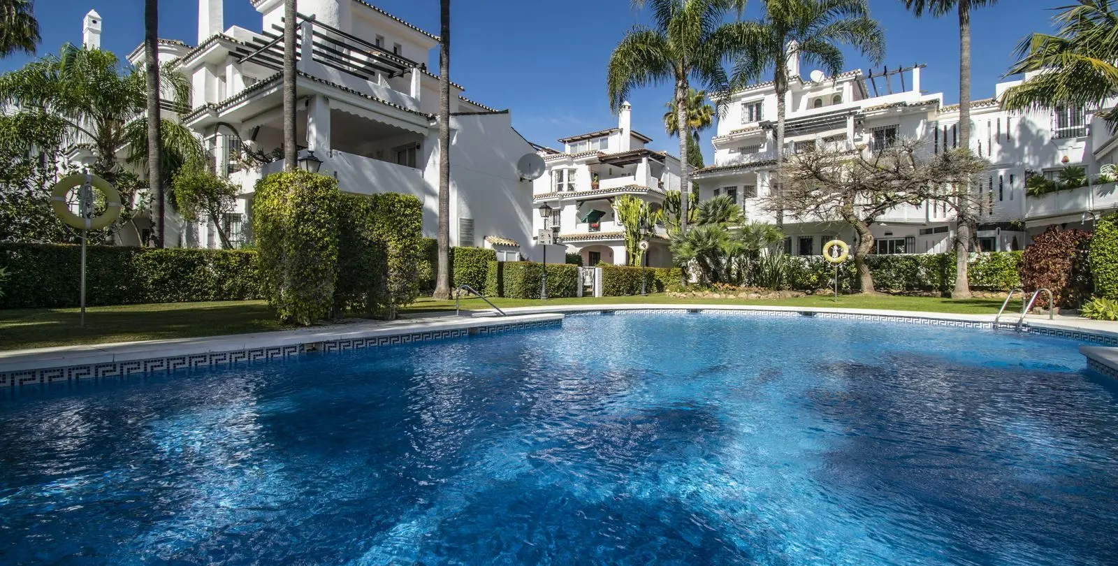 Sale of middle floor apartment in Nueva Andalucía 32