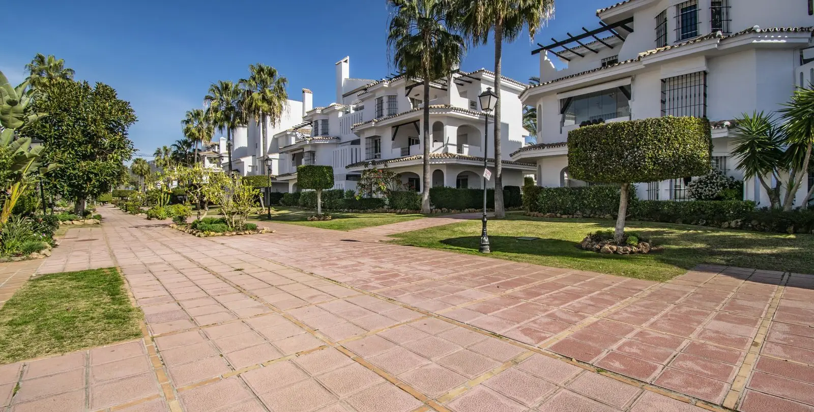 Sale of middle floor apartment in Nueva Andalucía 37