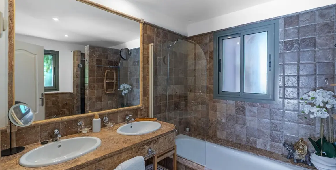 Sale of ground floor apartment in Estepona 8