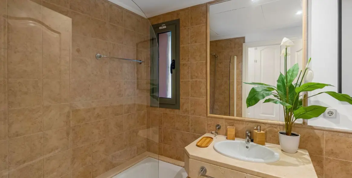 Sale of ground floor apartment in Estepona 10