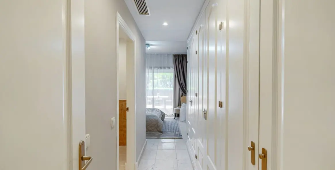 Sale of ground floor apartment in Estepona 18