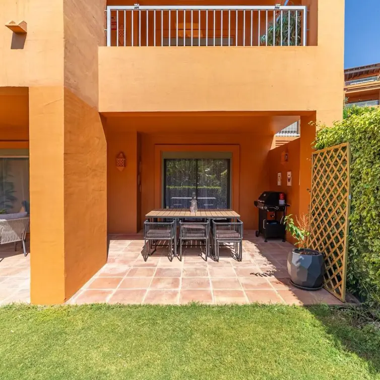 Sale of ground floor apartment in Estepona