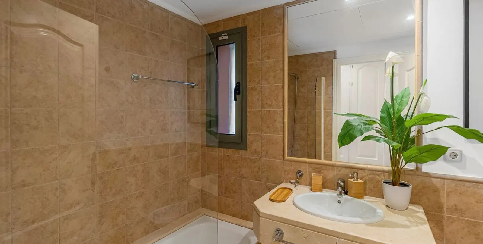 Sale of ground floor apartment in Estepona 10