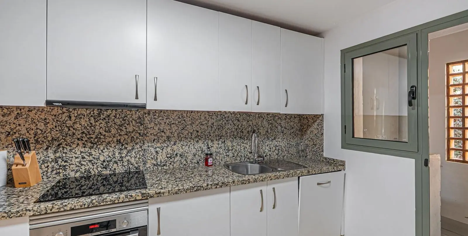 Sale of ground floor apartment in Estepona 15
