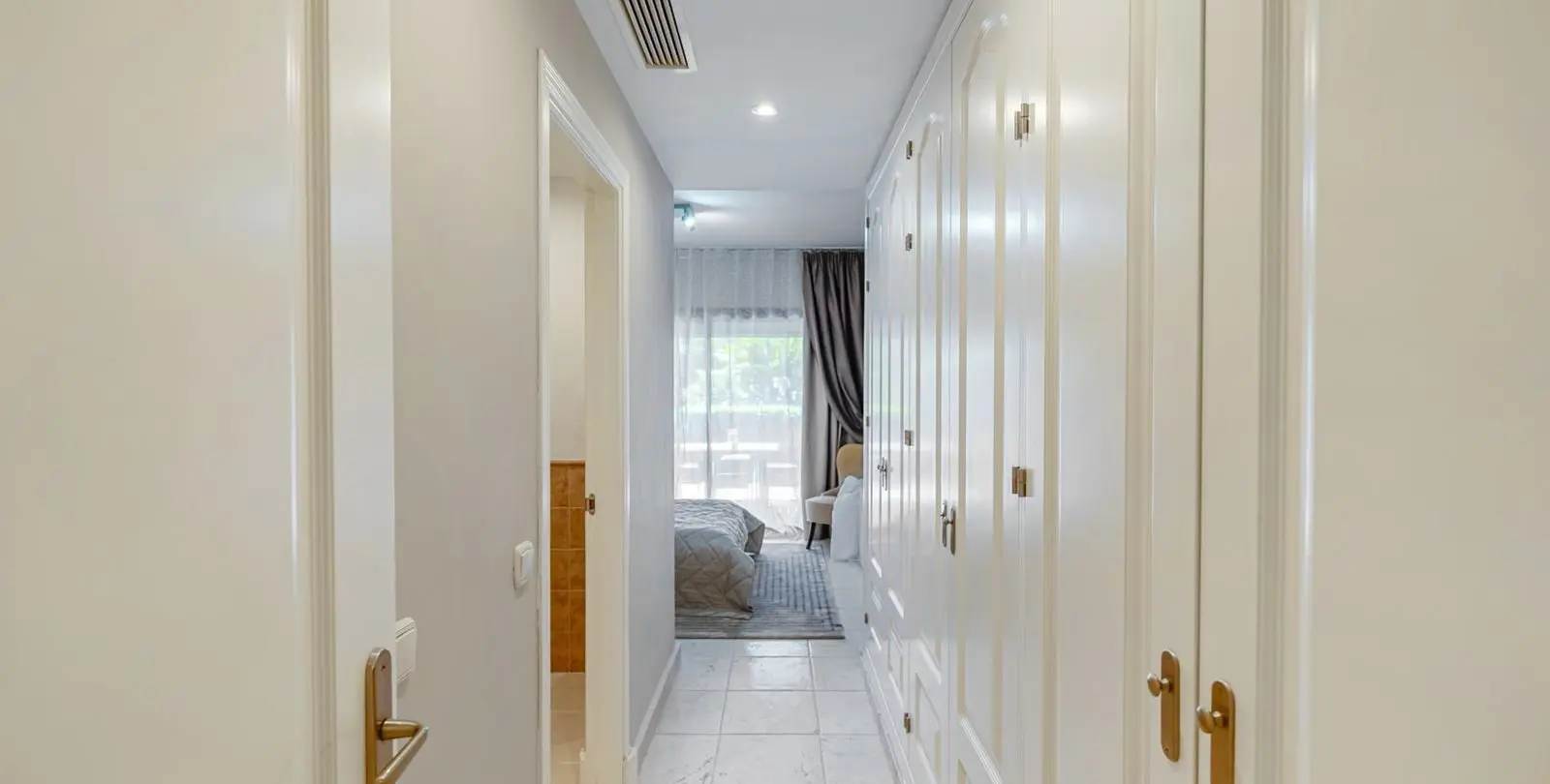 Sale of ground floor apartment in Estepona 18