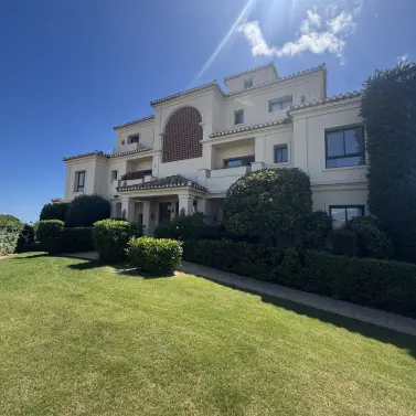 Sale of middle floor apartment in Benahavís