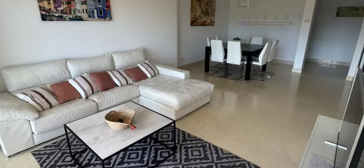 Sale of middle floor apartment in Benahavís 1